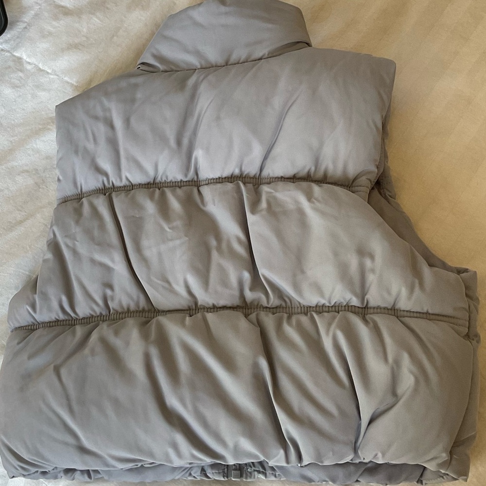 H&M Light Gray Cropped Puffer Vest - Picture 4 of 4